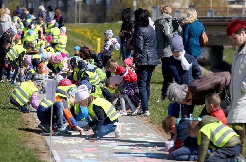  Č. Milošo gatvę puošia meilės juosta mamai