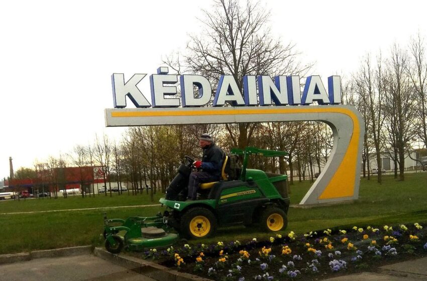  Kėdainių mieste pjaunama pirmoji pavasarinė žolė
