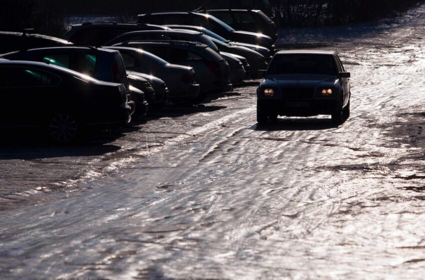  Dėmesio, vairuotojai: eismo sąlygas sunkina plikledis