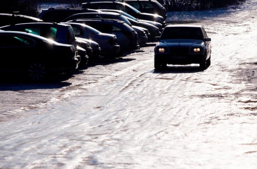  Įspėja vairuotojus: eismo sąlygas sunkina plikledis, slidu išliks ir dieną