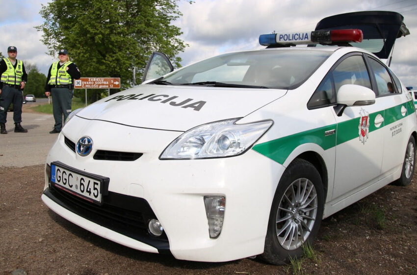  Girtas taranavo policijos automobilį