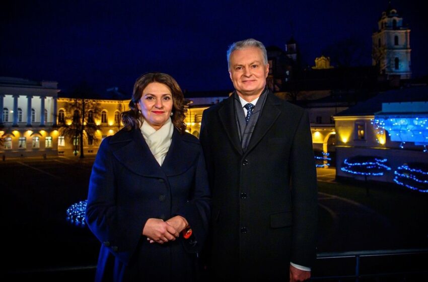  LR Prezidento Gitano Nausėdos ir ponios Dianos Nausėdienės sveikinimas šalies žmonėms Naujųjų metų proga
