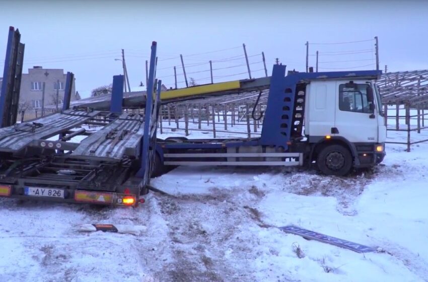  Nuo kelio nuvažiavo automobilvežis, ant stogo apvirto lengvoji (VIDEO)