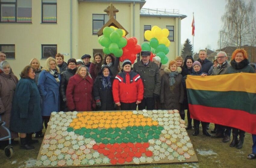  Lietuvą „apsodino“ trispalvėmis gėlėmis