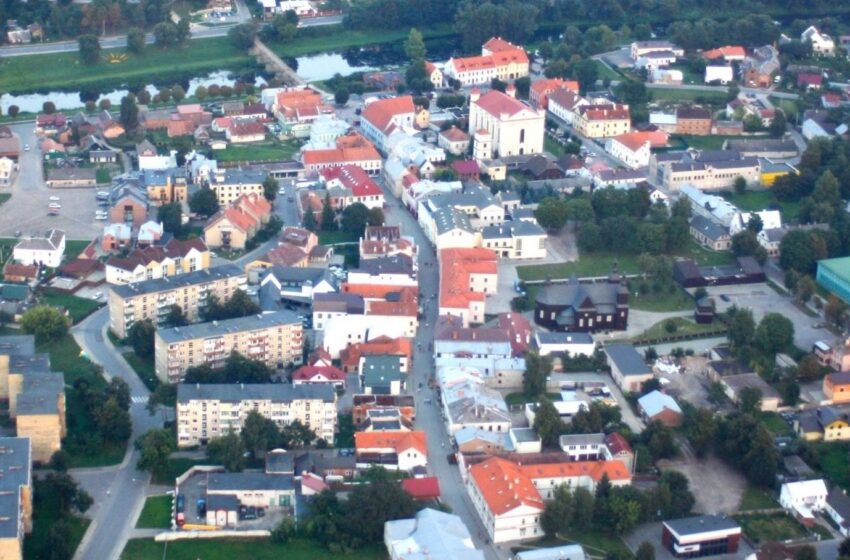  Auga visuomenės pasitikėjimas valstybės ir savivaldybių įstaigomis