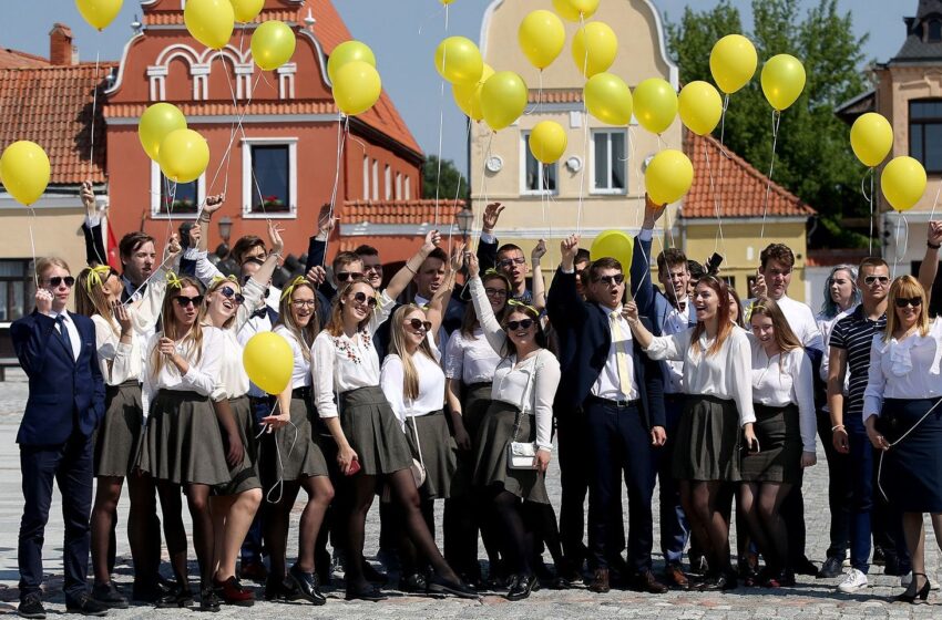  Abiturientams aidi paskutinis skambutis (Foto galerija)