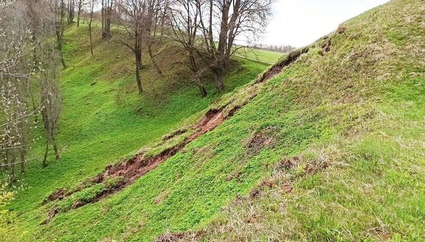  Slenka Bakainių piliakalnio šlaitas