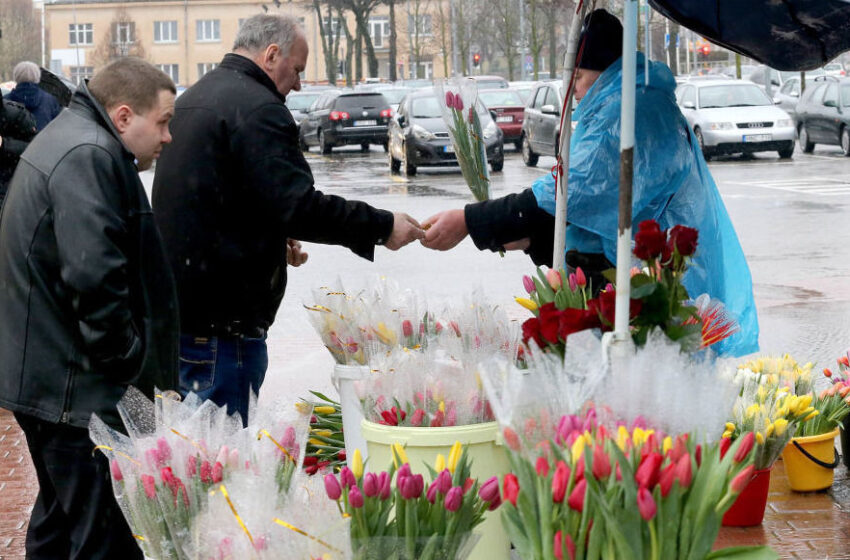  Kovo 8-ąją – spalvingos gėlės ir plačios šypsenos