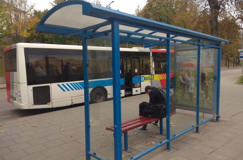  Vandalams ir vėl užkliuvo autobusų stotelė: daužė plyta