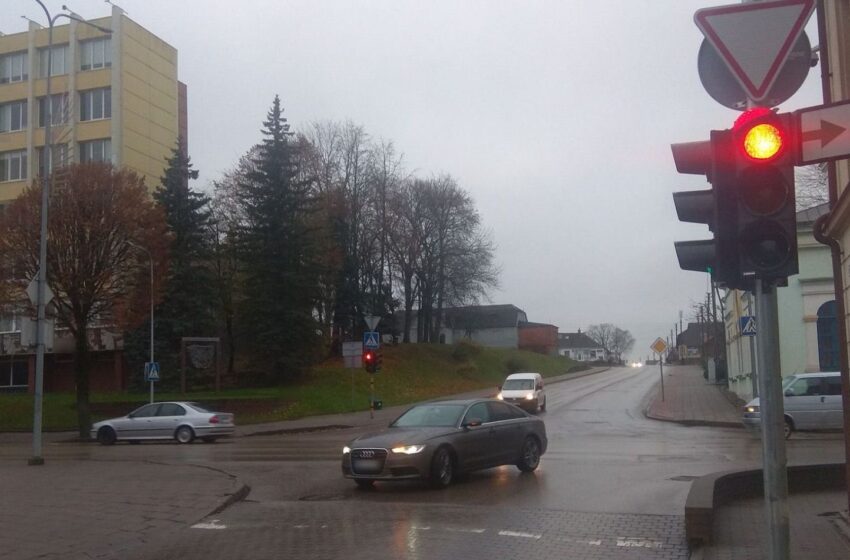  Centrinėje miesto sankryžoje pagaliau pakabinta žalia rodyklė
