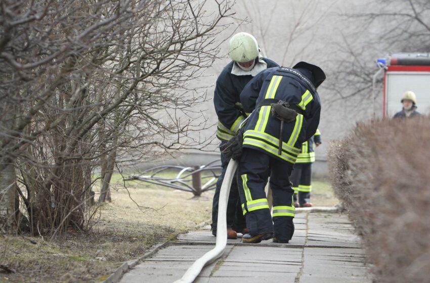  Padegti šiaudų rulonai