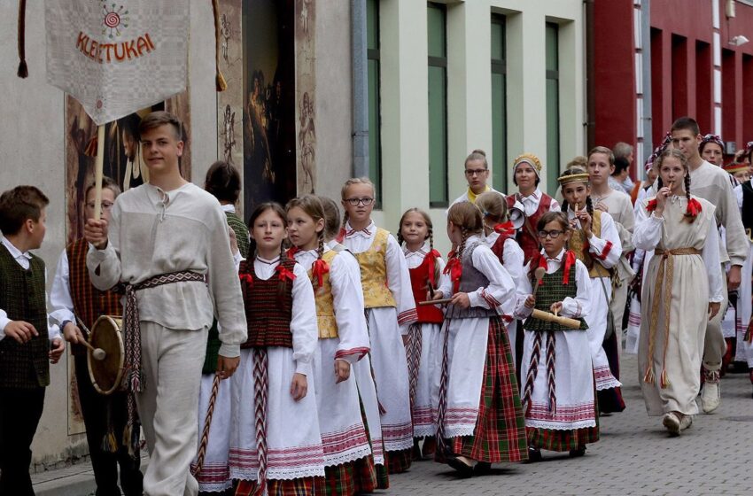  Geros nuotaikos kiemelyje kleketavo jaunieji folkloristai (fotogalerija)