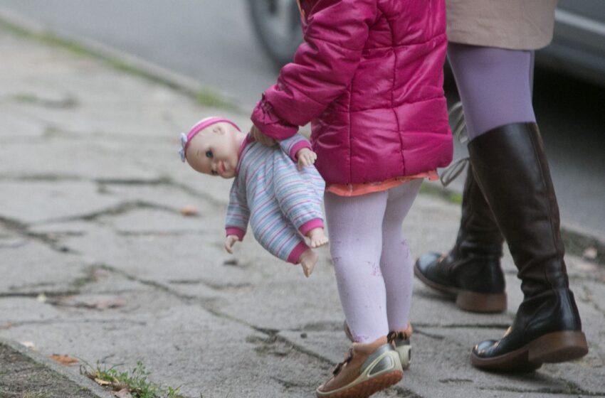  Kokius variantus gali pasirinkti tėvai ir globėjai, auginantys mažus vaikus, kuriems reikia priežiūros?
