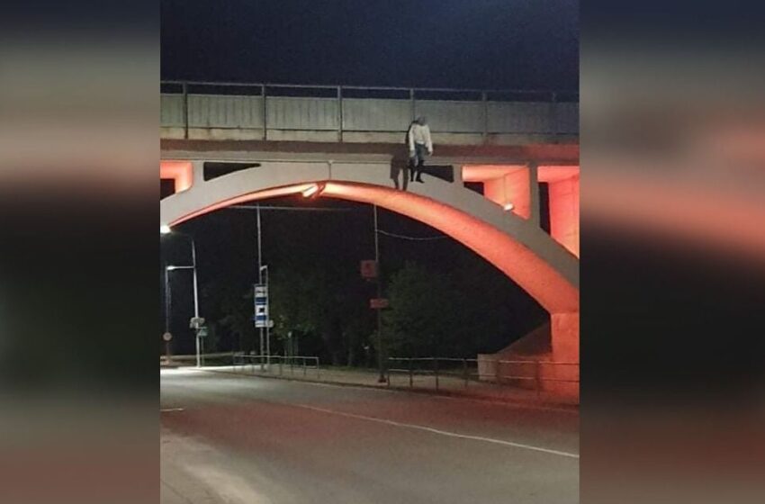  Ant geležinkelio viaduko pakarta žmogaus imitacija