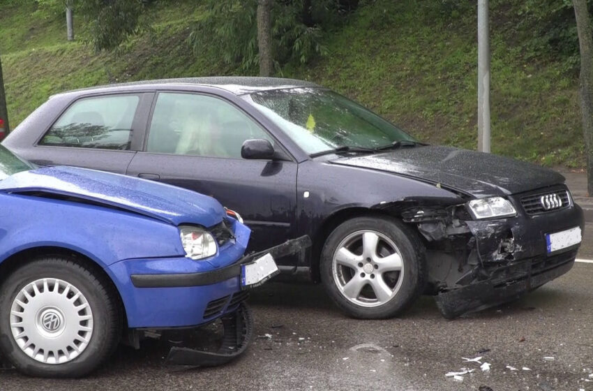  Pliaupiant lietui susidūrė du automobiliai