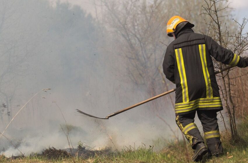  Prasidėjus pavasario sausajam periodui, ugniagesiai įspėja nedeginti pernykštės žolės