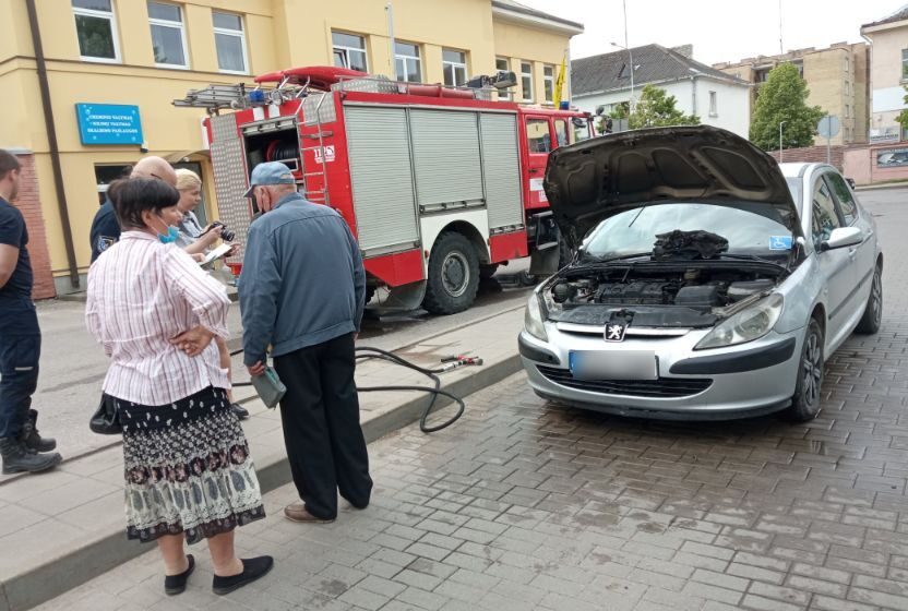  Miesto centre užsiliepsnojo senjoro vairuojamas automobilis