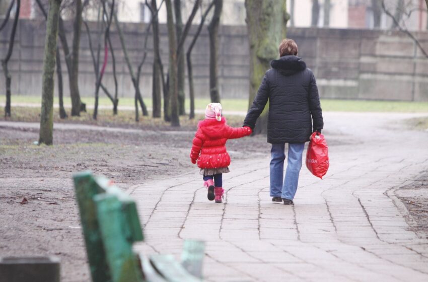  Tėvų poveikis: vaikai prisiima atsakomybę už netinkamą suaugusiųjų elgesį jų atžvilgiu