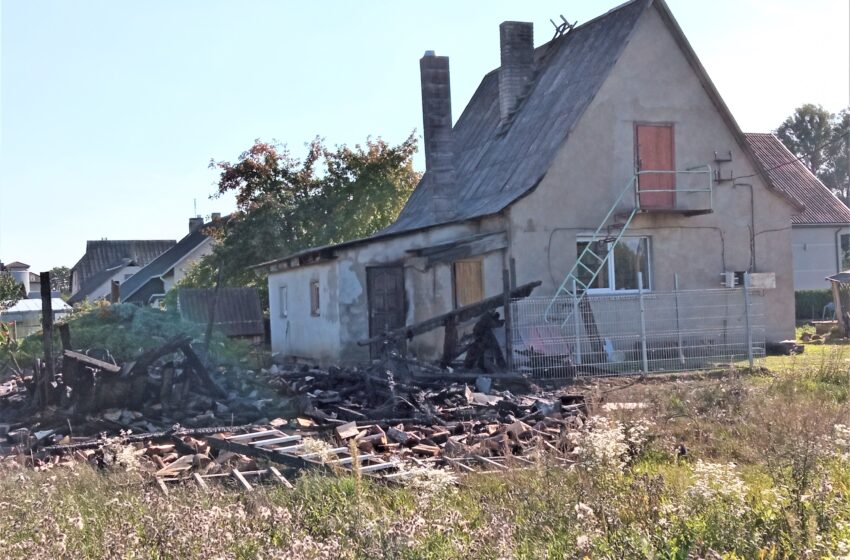  Babėnuose sudegė malkinė, išgelbėtas gyvenamasis namas