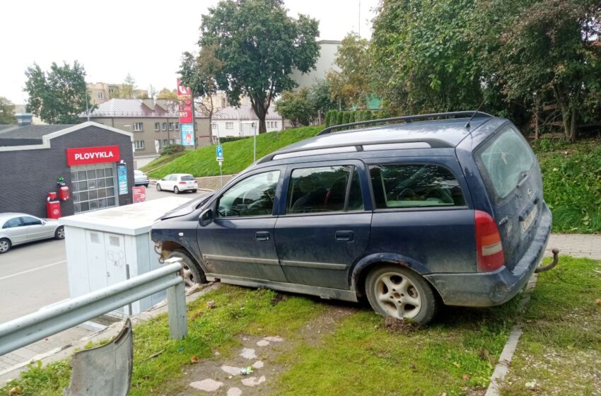  Kėdainiuose atitvarus pralaužęs automobilis pakibo ant šlaito