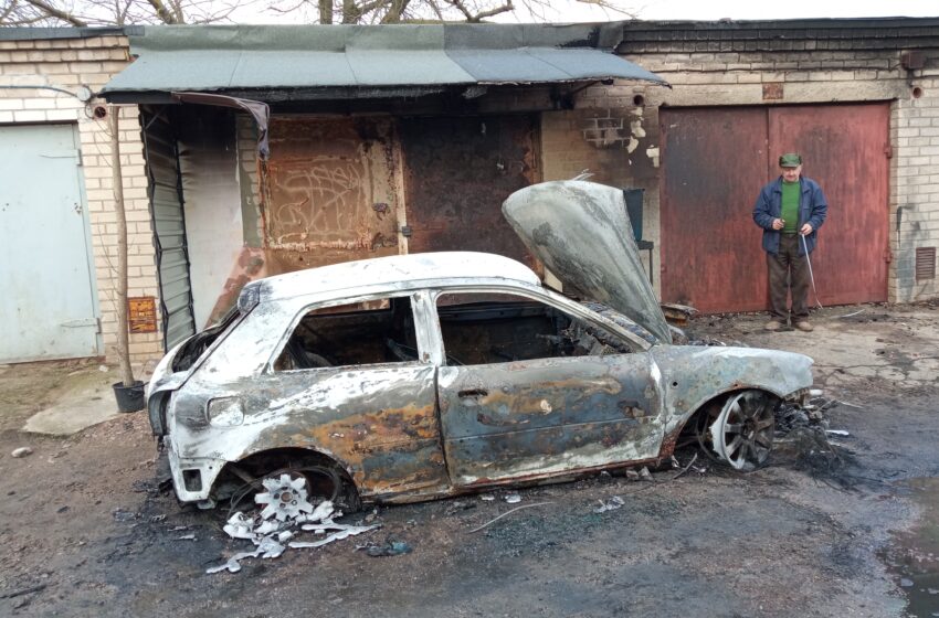  Garažų bendrijoje sudegė automobilis