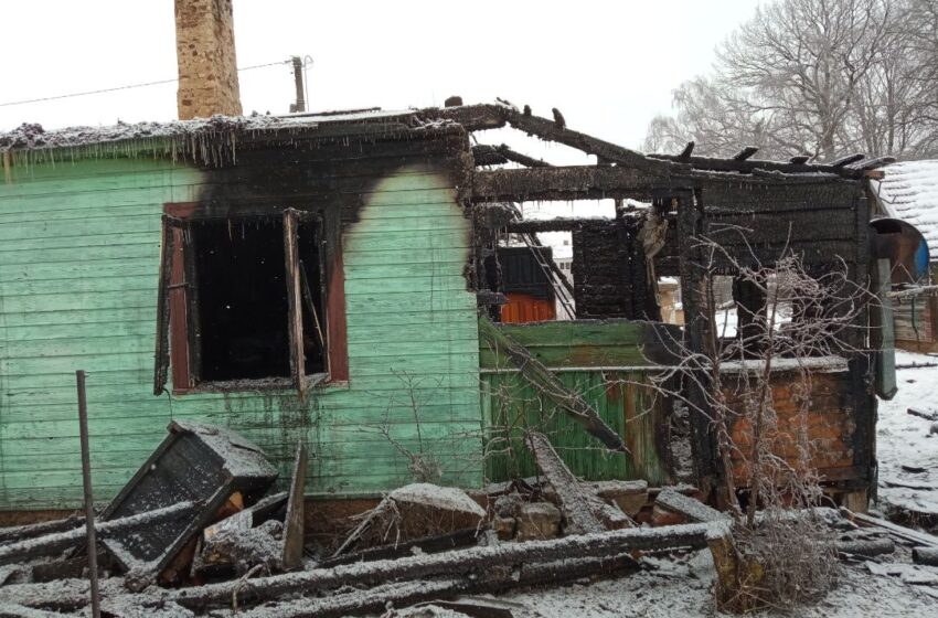  Babėnuose degė namas: vienas žmogus išvežtas į ligoninę (FOTOGALERIJA)