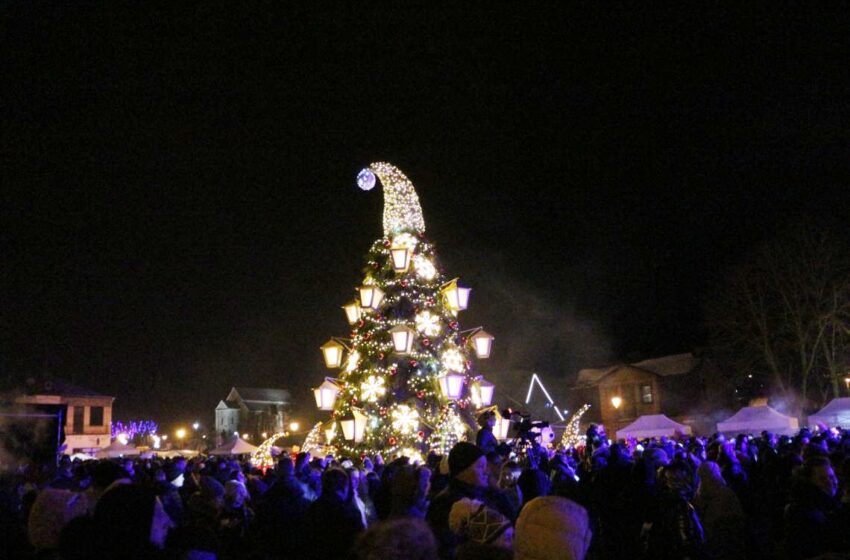  Kėdainiai skelbia kalėdinio laikotarpio pradžią – įžiebta miesto eglė (GALERIJA, VIDEO)
