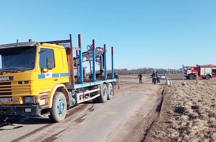  Kėdainių rajone susidūrė lengvasis automobilis ir miškavežis (FOTOGALERIJA)