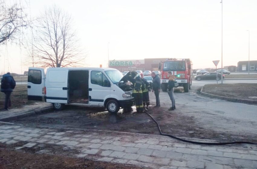  Pirmadienio vakarą ugniagesiai skubėjo gesinti mikroautobuso (FOTOGALERIJA)