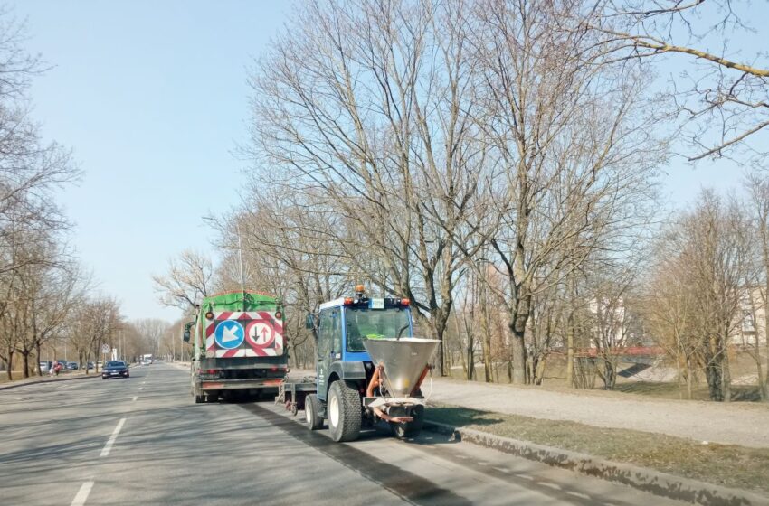  Stiprus vėjas nešiojo smėlio sąnašas: skubama valyti gatves