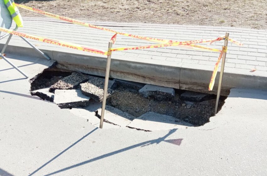  Skongalio gatvės gale atsivėrė įgriuva: sukrito asfaltbetonis ir dalis šaligatvio