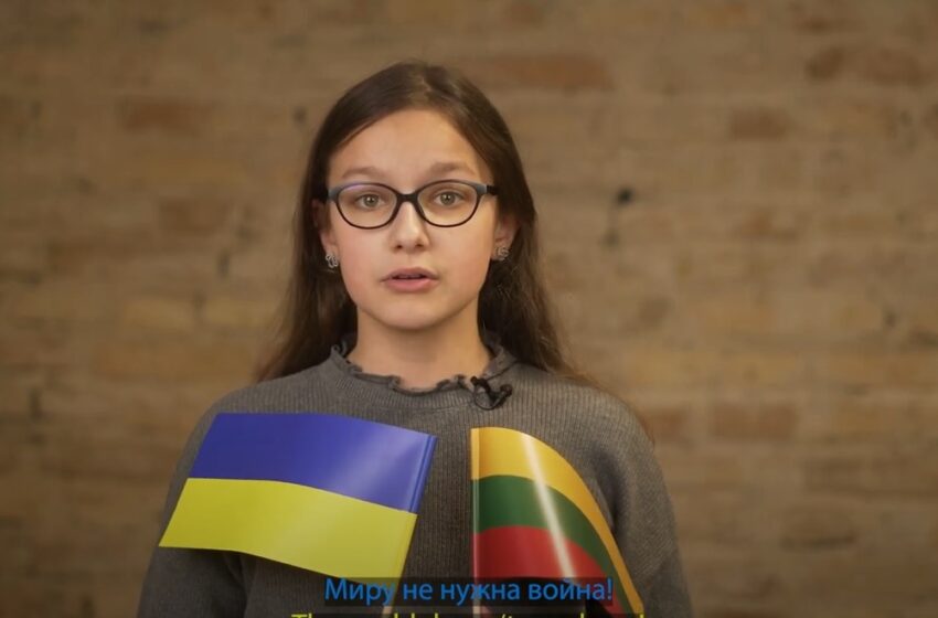  Vaikai prašo stabdyti karą Ukrainoje (VIDEO)