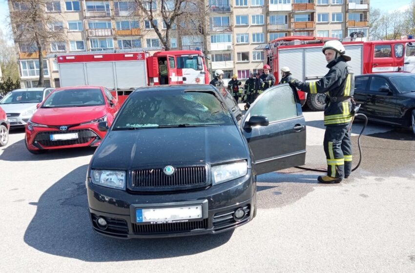  Mieste užsiliepsnojo lengvasis automobilis (FOTOGALERIJA)