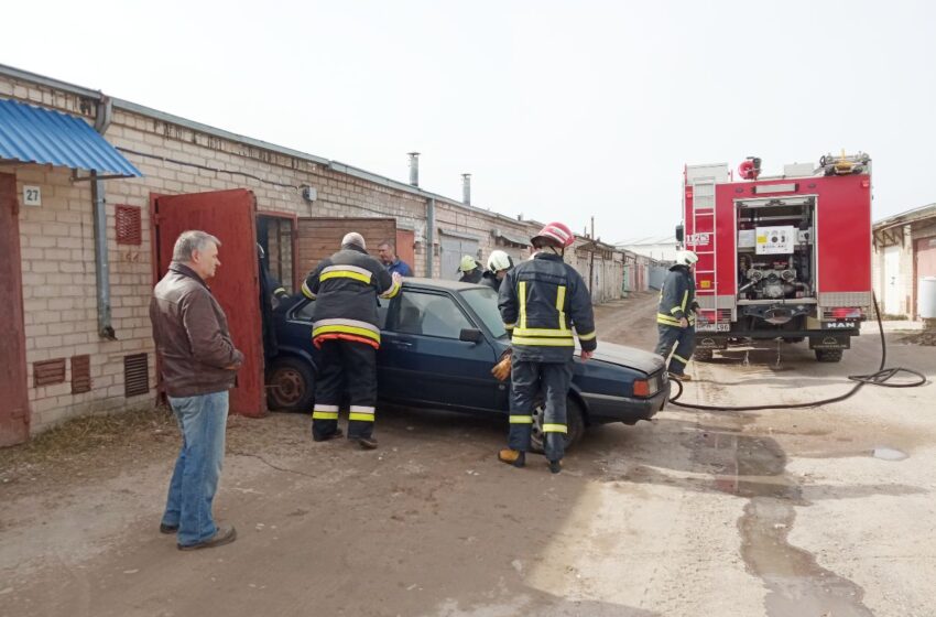  Mieste degė garažas, išgelbėta senutėlė „Audi“ (FOTOGALERIJA)