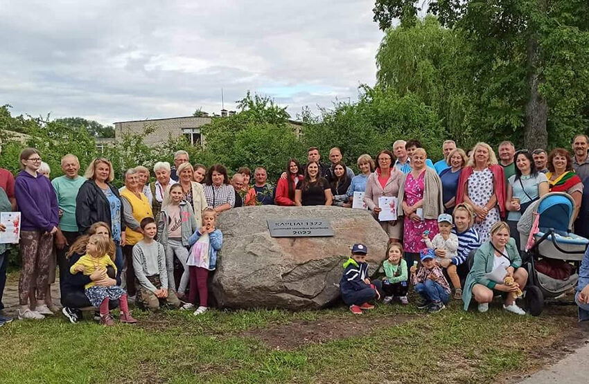  Kapliuose atidengtas paminklinis akmuo, pasodintas ąžuolas ir obelaitė