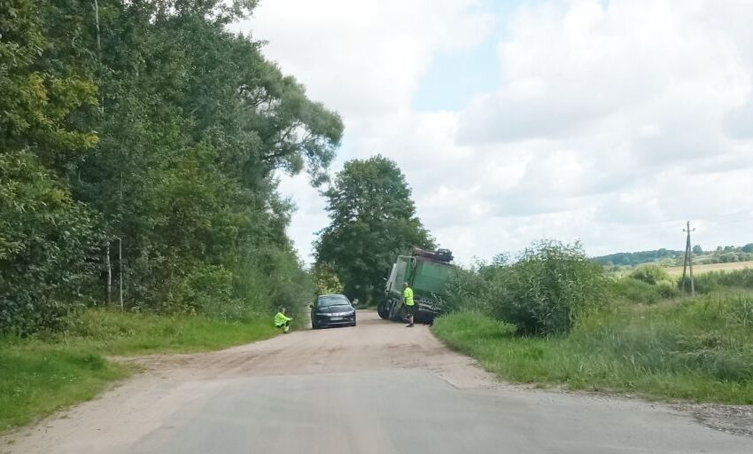  Liepų alėjoje nuo kelio nuslydo šiukšliavežis