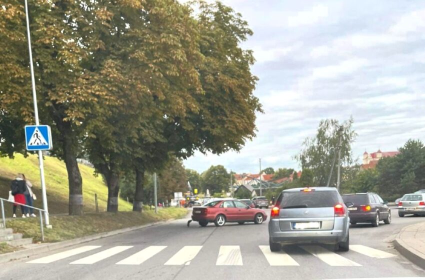  Tilto ir Šėtos gatvių sankryžoje susidūrė du „Audi“ automobiliai