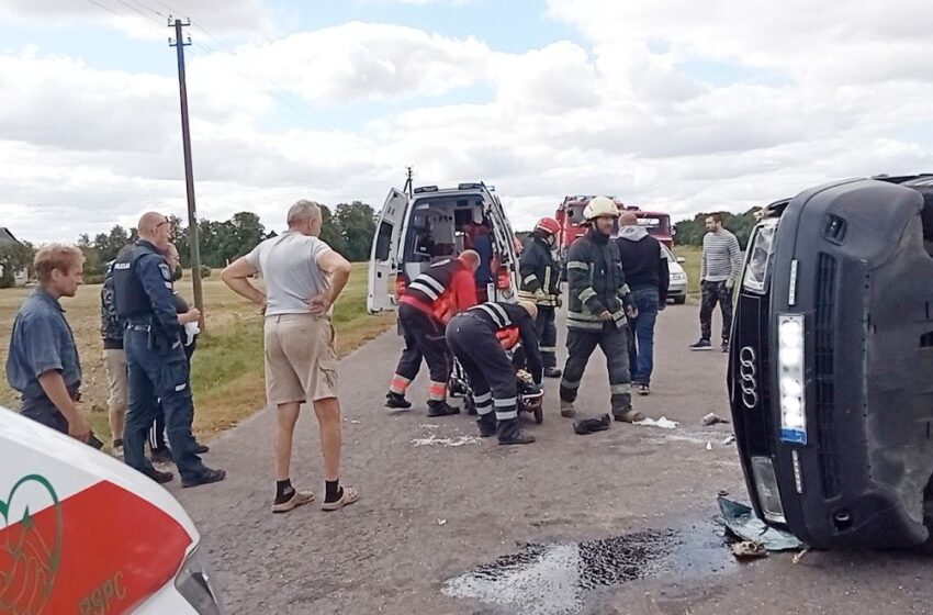  Baisi avarija: kelyje apvirtus automobiliui sužeisti du suaugusieji ir paauglys (VIDEO)