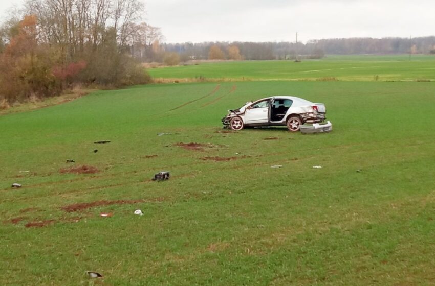  Kėdainių rajone nuo kelio nuvažiavo ir vertėsi lengvasis automobilis