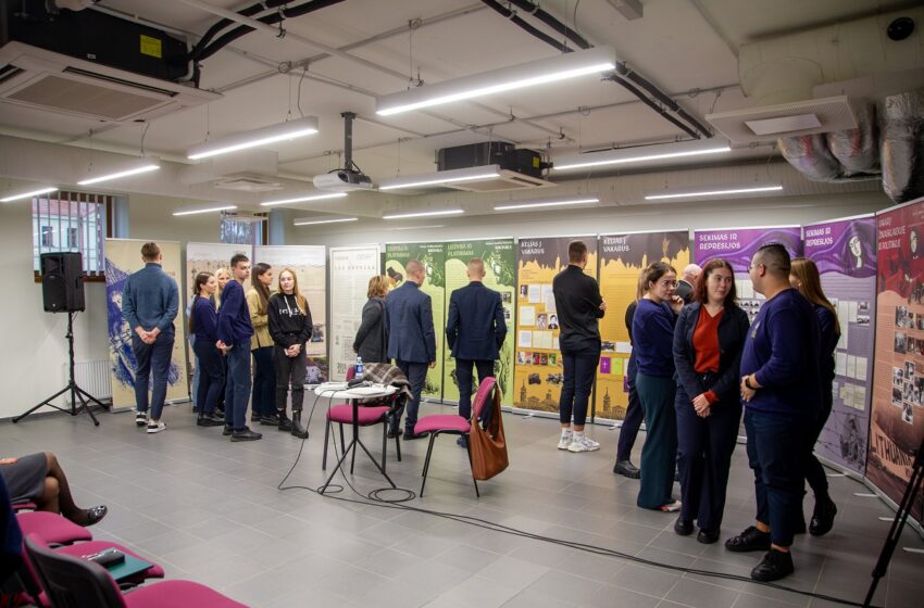  Bibliotekoje pristatė parodą „Lietuvos Katalikų Bažnyčios Kronikos“