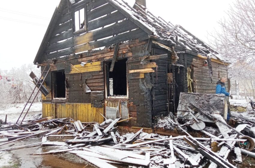  Kėdainių rajone sudegė gyvenamasis namas – žmonės gelbėjosi nuo liepsnų