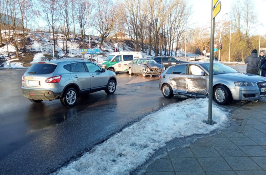  Mieste susidūrė du automobiliai: nukentėjo nepilnametė keleivė