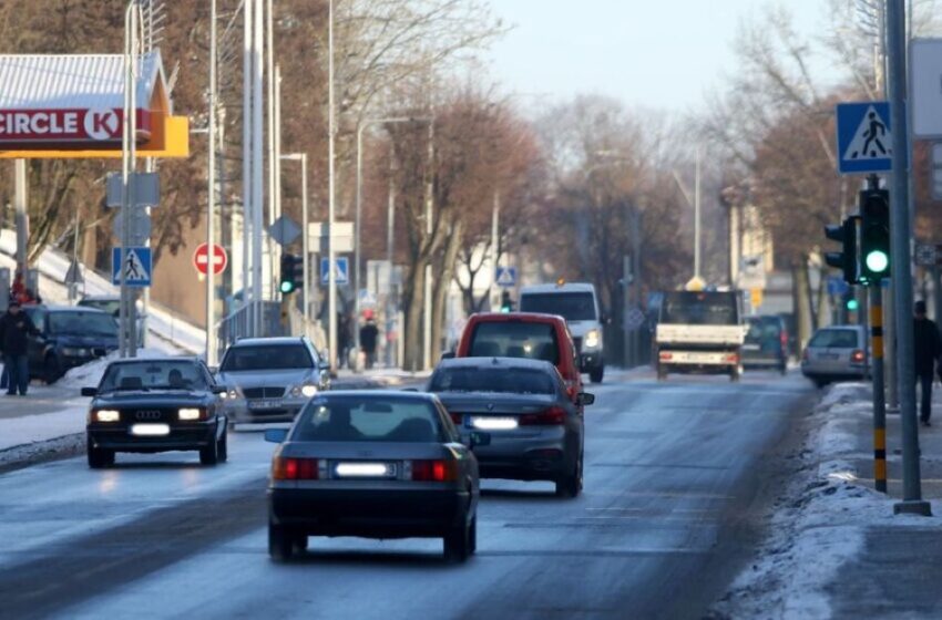  Kelininkai įspėja: keliuose dėl sniego, šlapdribos daug kur slidu