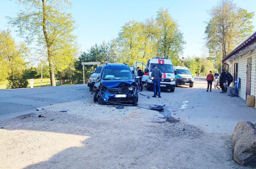  Surviliškyje į eismo įvykį pateko trys automobiliai: du vairuotojai neblaivūs (FOTOGALERIJA)