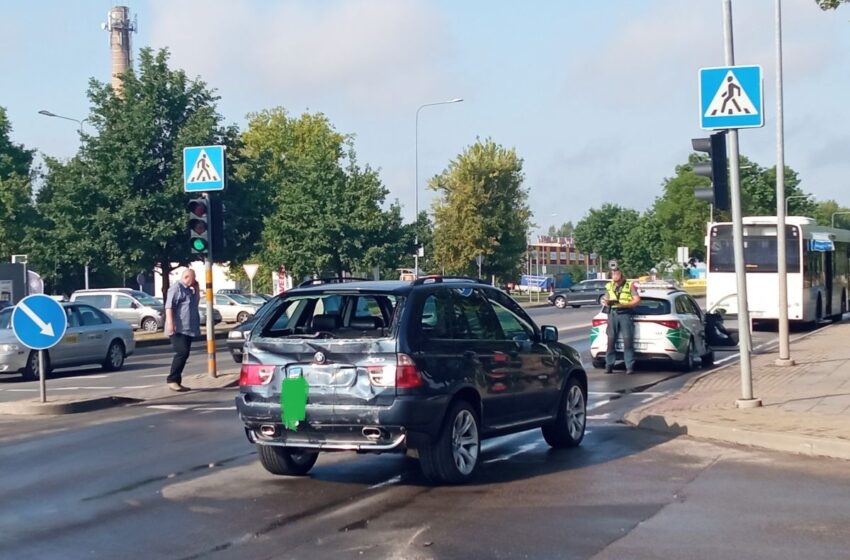  Sutrikus vairuotojo sveikatai nevaldomas autobusas sukėlė avariją (FOTOGALERIJA)