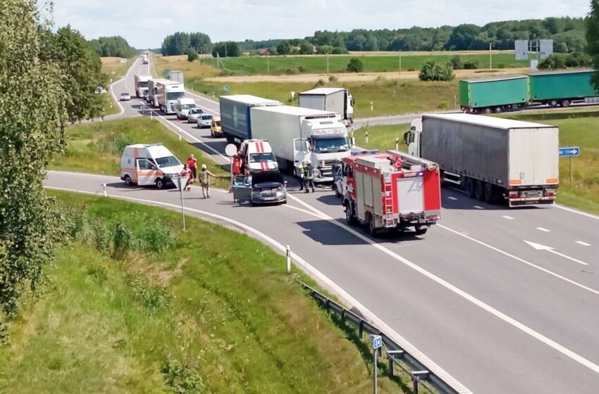  Vilkikas rėžėsi į lengvąjį automobilį, kuriuo važiavo estų šeima (FOTOGALERIJA)