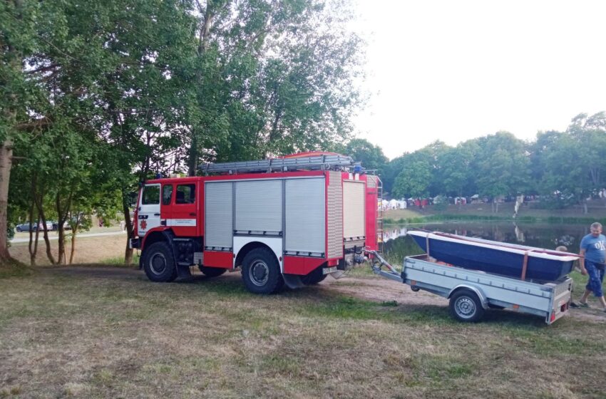  Incidentas miesto parke: ugniagesiams teko plaukti valtimi