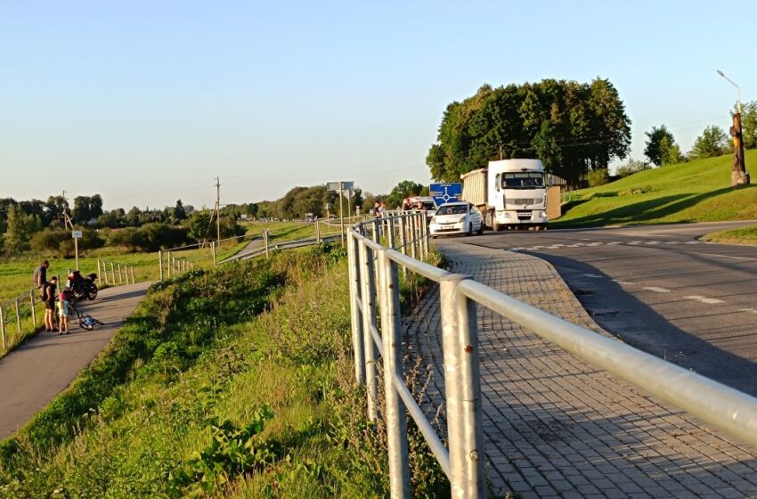  Kėdainių rajone susidūrė motociklas ir lengvasis automobilis (FOTOGALERIJA)