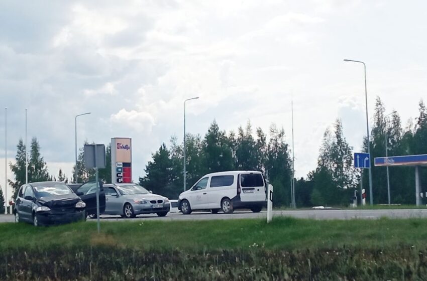  Kėdainių rajone susidūrė automobiliai: du žmonės išvežti į ligoninę (PAPILDYTA, FOTOGALERIJA)