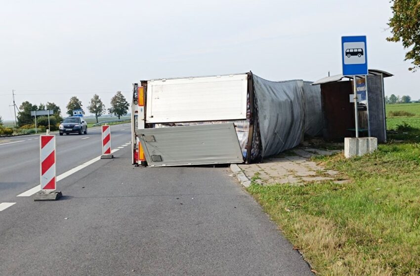  Neblaivus vairuotojas „Via Balticoje“ sukėlė avariją: apvirto vilkikas „Volvo“ (FOTOGALERIJA)